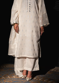 Safa-e-Noor – Silver Jacquard Three-Piece